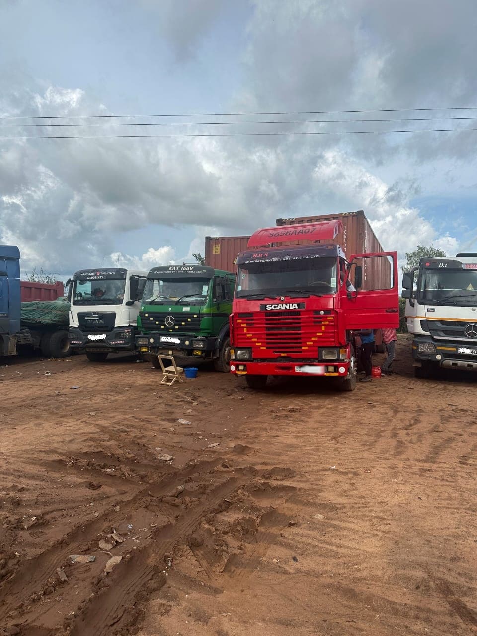 Dédouanement de Pelleteuse CAT, 4x4 et Conteneurs à la frontière d'Aru